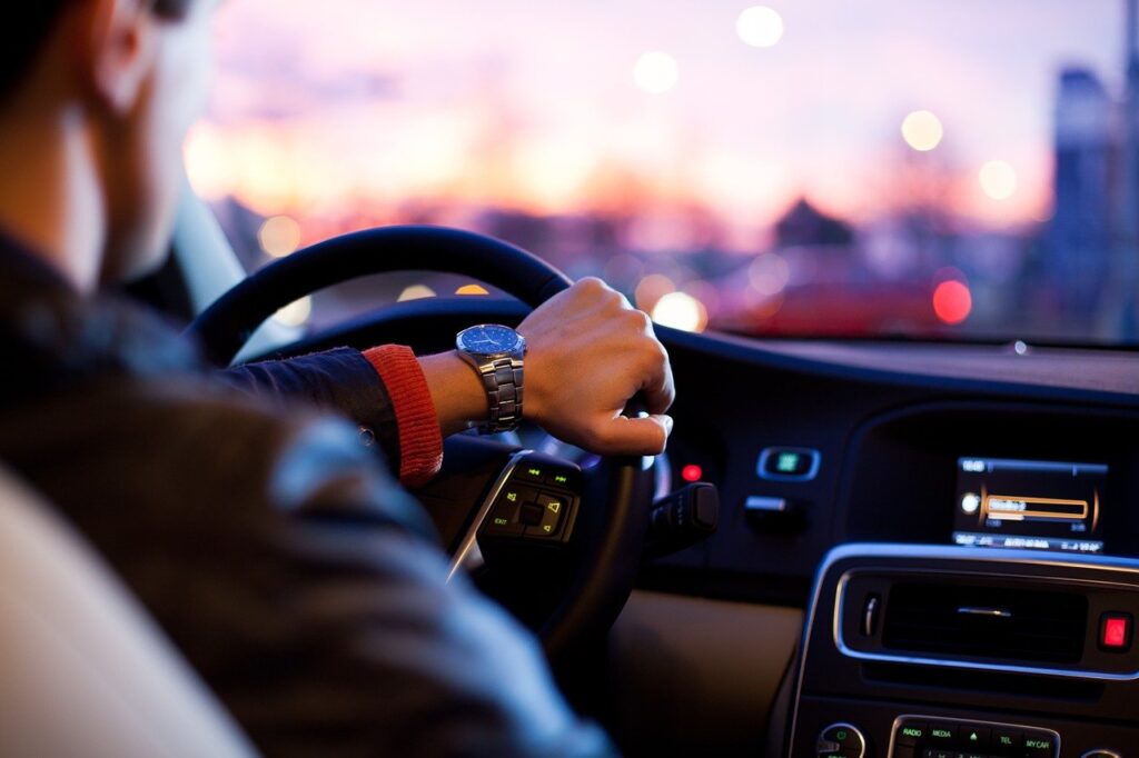 uomo alla guida di un'auto