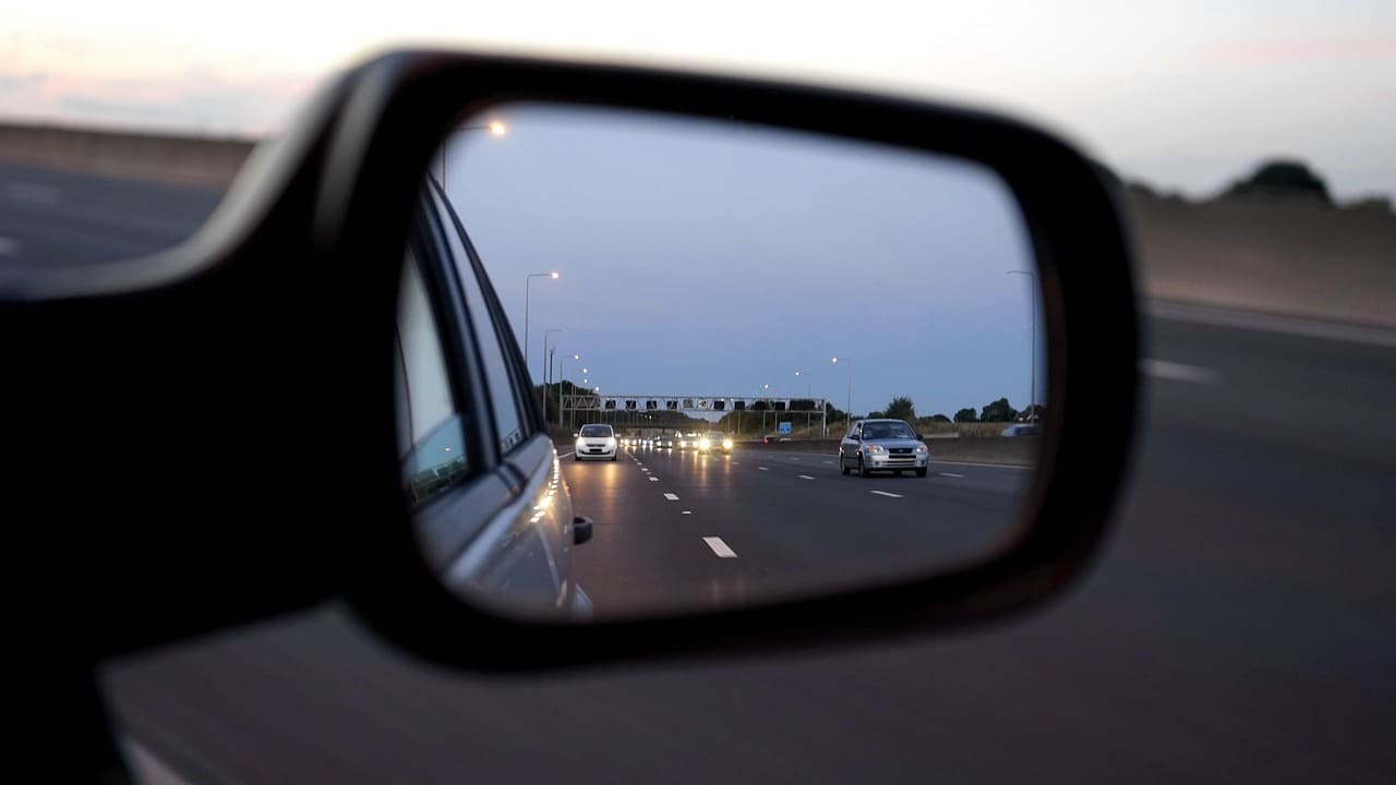Lo specchietto retrovisore aumenta il raggio di osservazione del conducente