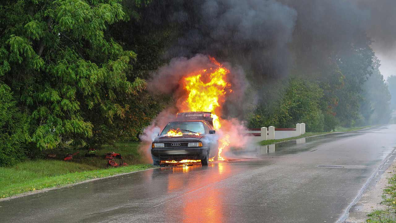 perché l'auto prende fuoco